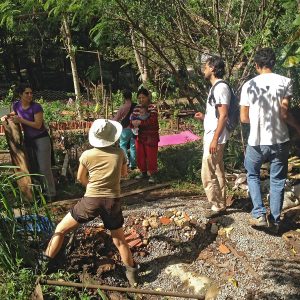 Voluntários conversam durente mutirão na Horta das Corujas