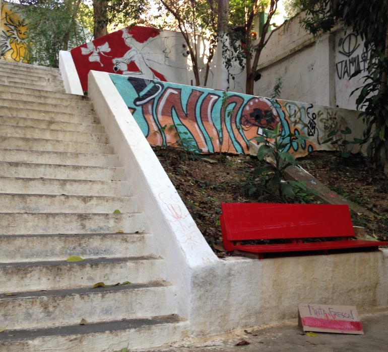 banco colocado em escadaria de pinheiros pelo grupo cidade ativa