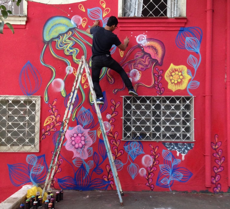 homem pintando muro de escadaria em ação do cidade ativa com arte urbana