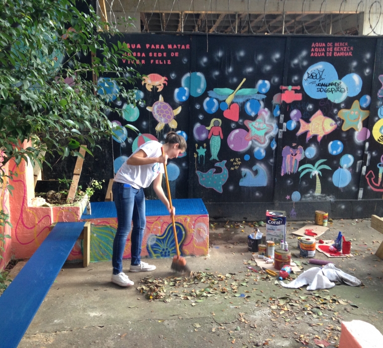 mulher varrendo área de escadaria de pinheiros em ação do cidade ativa